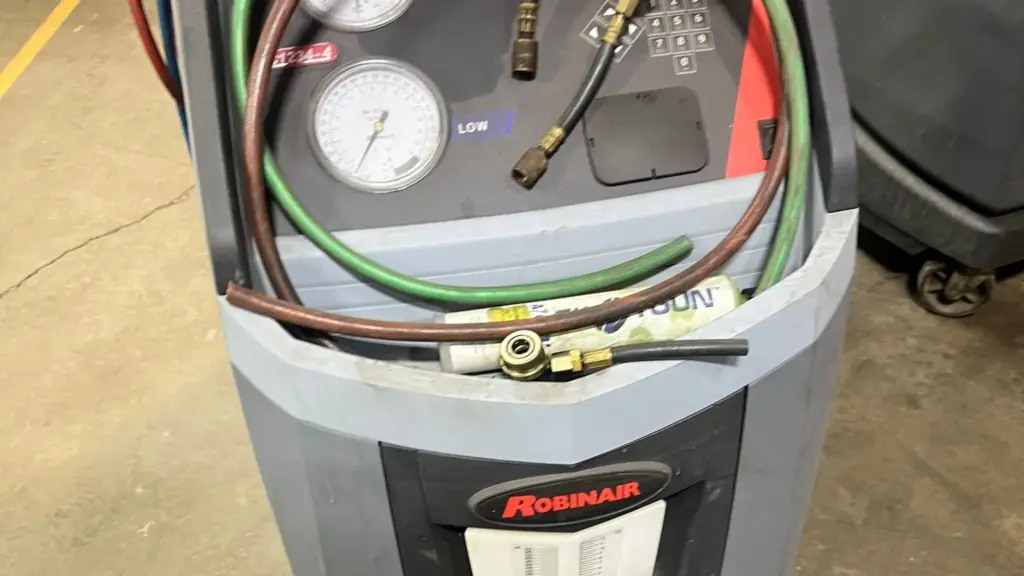 Machine de recharge de climatisation chez Midas Rivière-des-Prairies