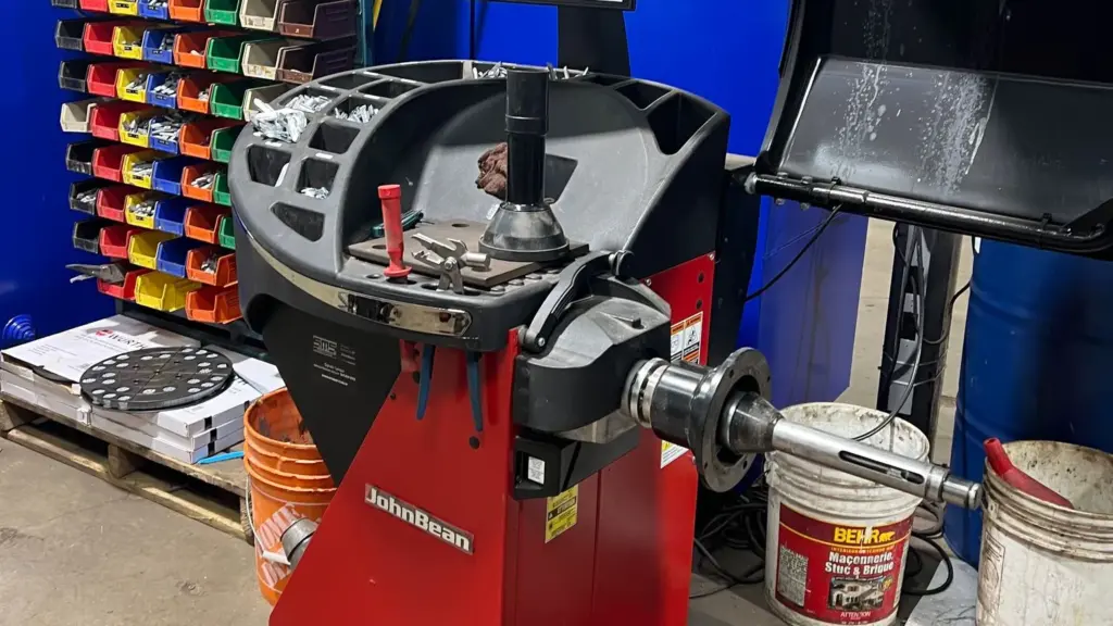 Tire balancing machine at Midas Rivière-des-Prairies
